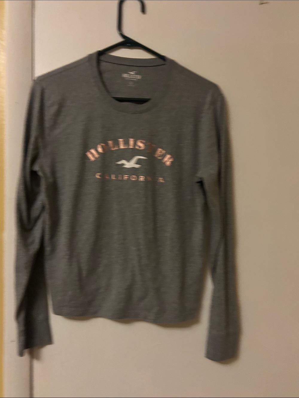 Hollister Men's Long Sleeve Gray Tee with Pink Logo